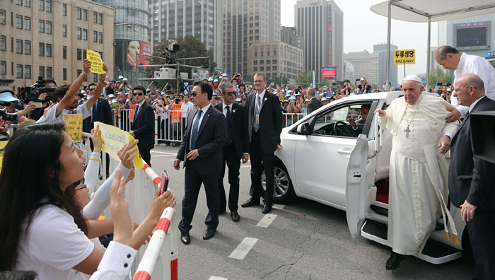 Pope_Gwanghwamun_0816_L4.jpg