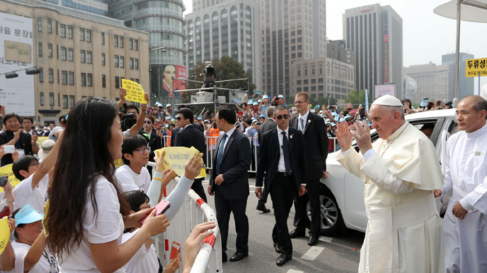 Pope_Gwanghwamun_0816_L7.jpg