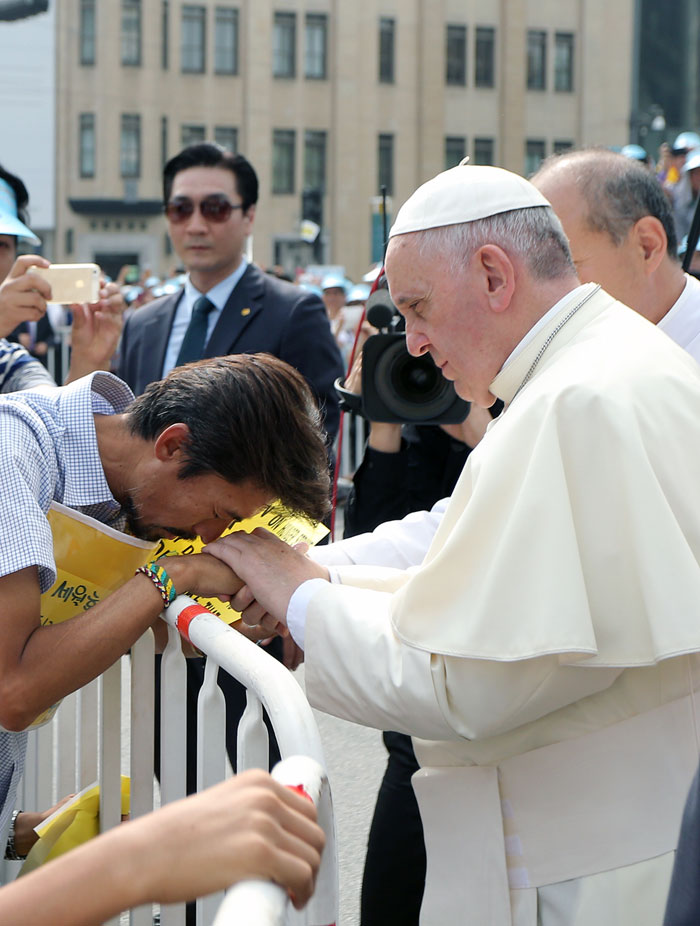 Pope_Gwanghwamun_0816_L8.jpg