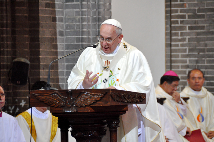 Pope_Mass_Myeongdong_Cathedral_01.jpg