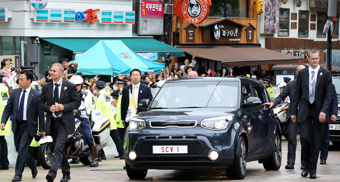 Pope_Mass_Myeongdong_Cathedral_10.jpg