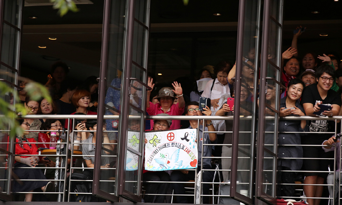 Pope_Mass_Myeongdong_Cathedral_12.jpg