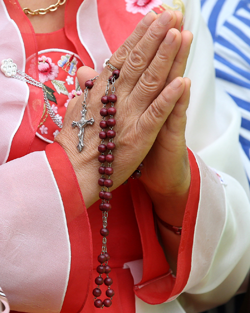 Pope_Mass_Myeongdong_Cathedral_14.jpg
