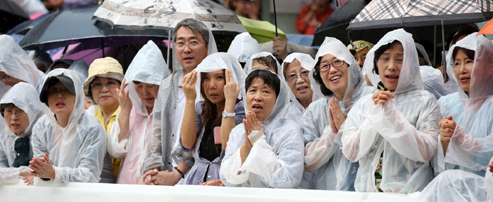 Pope_Mass_Myeongdong_Cathedral_15.jpg