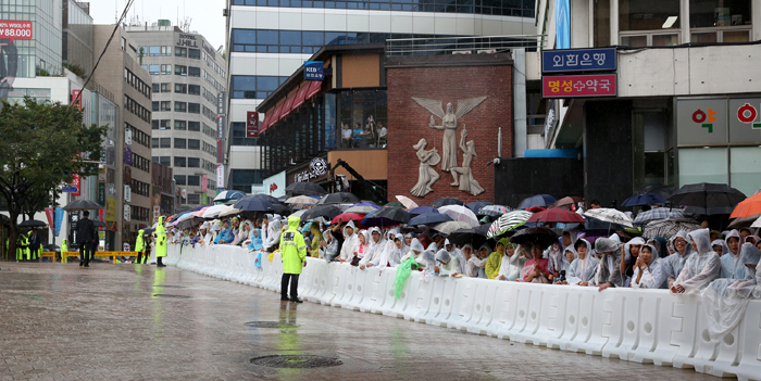 Pope_Mass_Myeongdong_Cathedral_16.jpg