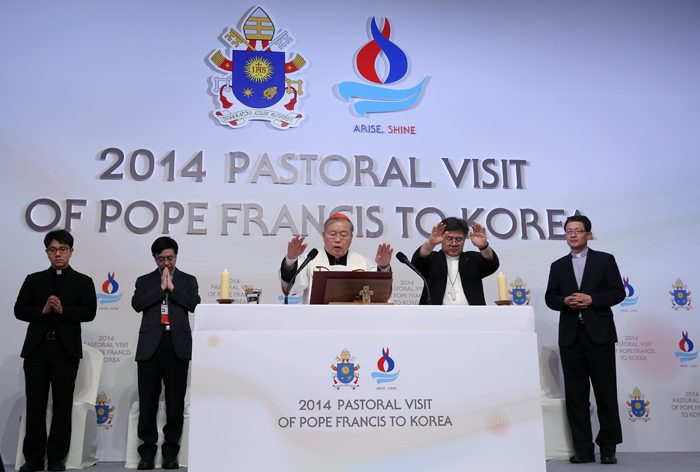 Archbishop of Seoul and Cardinal of Korea Andrew Yeom Soo-jung (center) presides over a blessing ceremony to mark the upcoming papal visit, on August 13. (photo: Jeon Han) 
