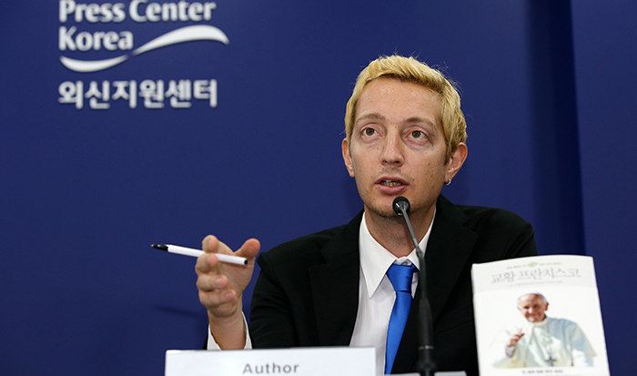 Christian Grimaldi, a journalist covering Vatican City, talks about his book, “Ero Bergoglio, Sono Francesco,” a book that tells the story of Pope Francis' life. A press conference was held on August 11 at the Korea Press Center to mark the publication of a Korean edition. (photo: Jeon Han)