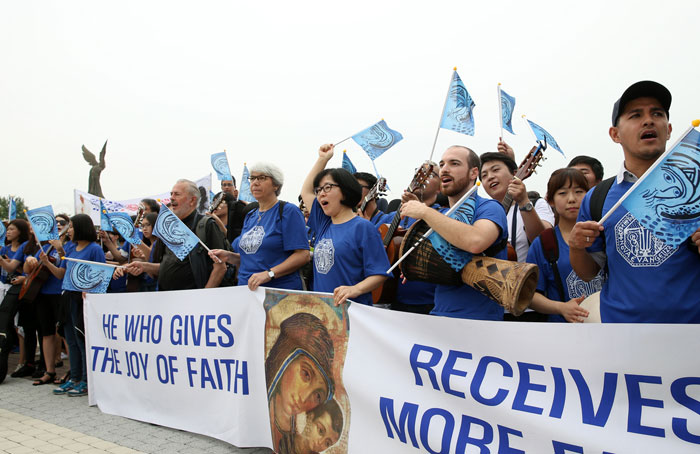 People gather at the water fountain in front of Cheong Wa Dae to welcome Pope Francis to Korea on August 14. (photo: Jeon Han)