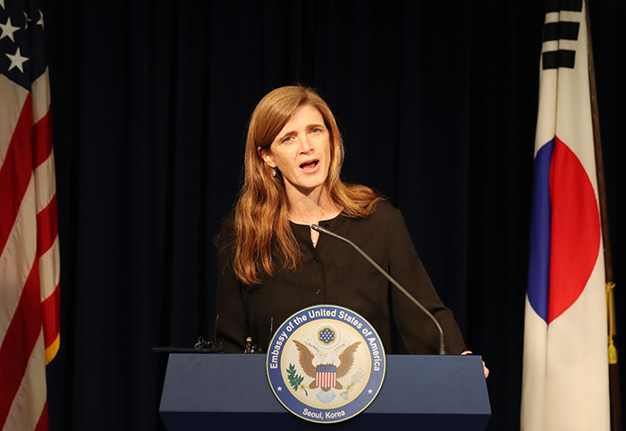 U.S. Ambassador to the U.N. Samantha Power holds a press conference at the U.S. Embassy in Korea on Oct. 9. She talked about the U.S. stance on issues involving the Korean Peninsula.