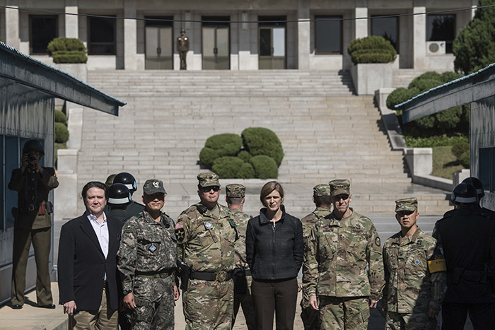 U.S. Ambassador to the U.N. Samantha Power (fourth from left, front) visits the Panmunjeom truce village in the Demilitarized Zone near Paju, Gyeonggi-do Province, on Oct. 9.