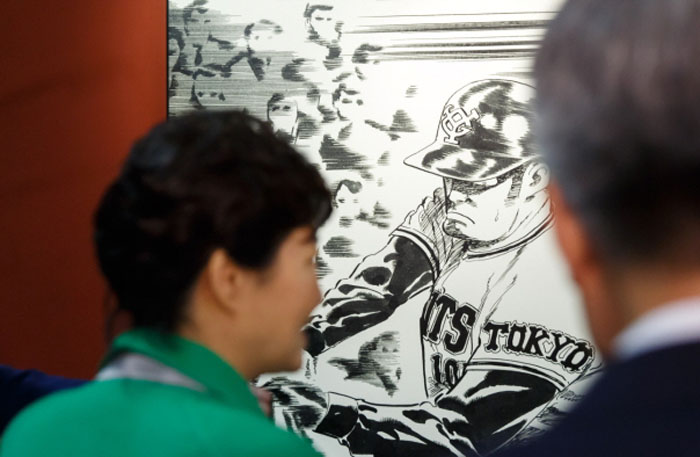 박근혜 대통령이 5월 문화가 있는 날을 맞아 27일 예술의전당에서 ‘허영만展: 창작의 비밀’전시회를 관람했다.