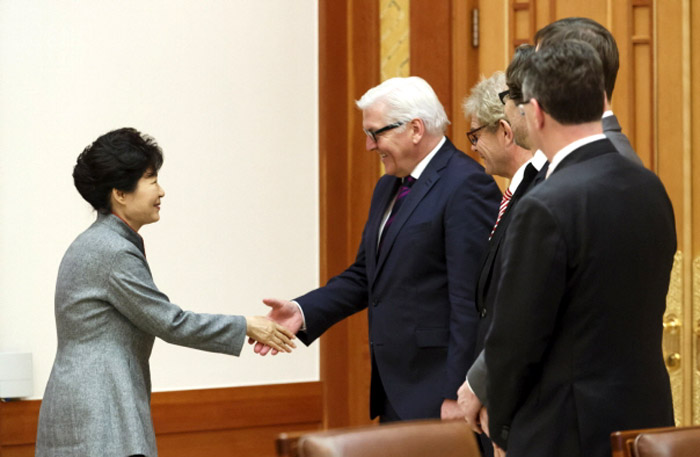 President Park Geun-hye (left) welcomes German Foreign Minister Frank-Walter Steinmeier to Cheong Wa Dae on October 31. 