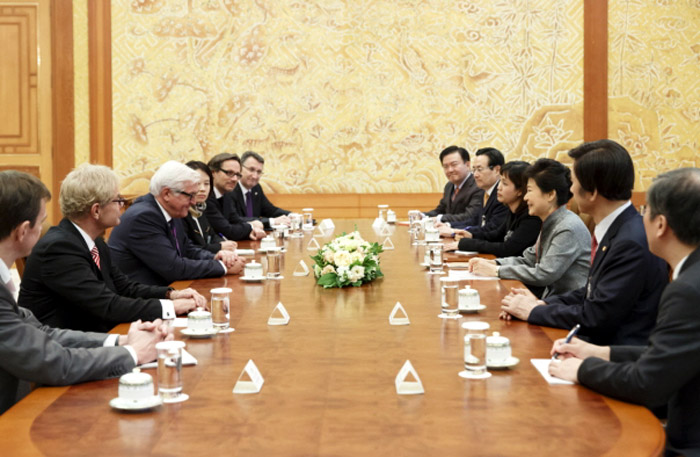 President Park Geun-hye (third from right) holds talks with German Foreign Minister Frank-Walter Steinmeier (third from left) at Cheong Wa Dae on October 31. 