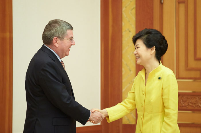 President Park Geun-hye (right) shakes hands with International Olympic Committee (IOC) President Thomas Bach at Cheong Wa Dae on September 18.