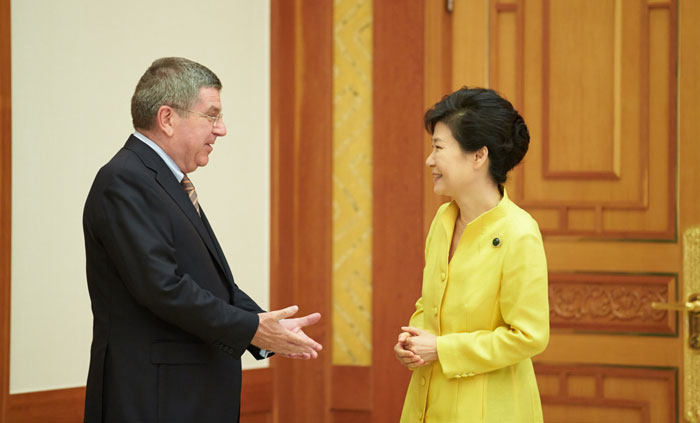 President Park Geun-hye (right) talks with International Olympic Committee (IOC) President Thomas Bach at Cheong Wa Dae on September 18.