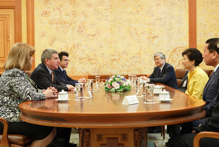 President Park Geun-hye (second from right) holds a meeting with International Olympic Committee (IOC) President Thomas Bach (second from left) at Cheong Wa Dae on September 18. (photos: Cheong Wa Dae)
