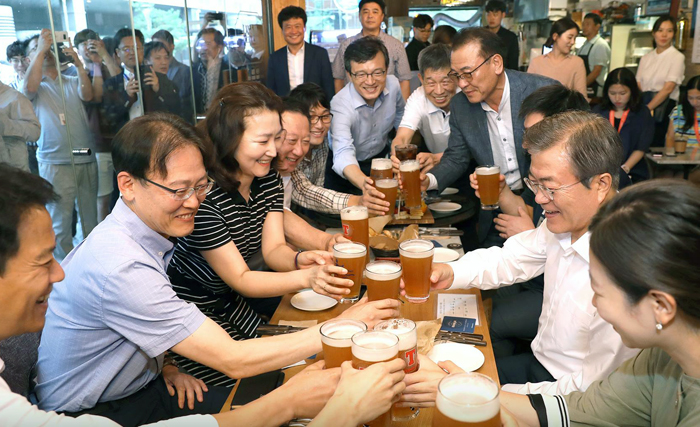 President_Moon_Hof_Meeting_Aritcle_20180727_01.jpg