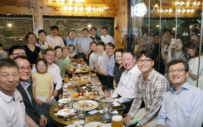 President_Moon_Hof_Meeting_Aritcle_20180727_02.jpg