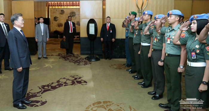 President Moon Jae-in (left) is greeted by the Indonesian presidential security forces that were trained by the Presidential Security Service in Korea, during his state visit to Indonesia on Nov. 9. (Cheong Wa Dae Facebook)