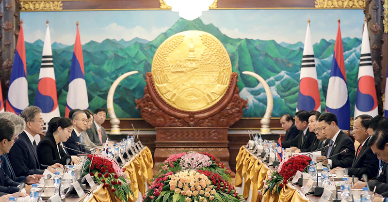 President Moon Jae-in and Lao President Bounnhang Vorachith on Sept. 5 hold their summit at the Presidential Palace in the Lao capital of Vientiane.