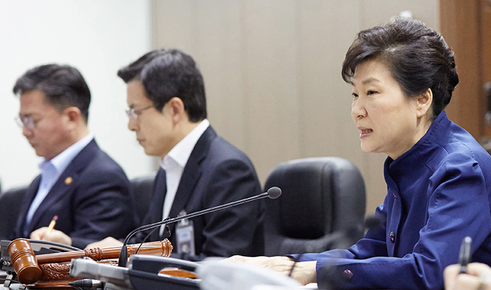 President Park Geun-hye (2nd from R) presides over a meeting of the National Security Council at the presidential office Cheong Wa Dae in Seoul on Feb. 7, 2016, as North Korea launched a long-range rocket in a move widely viewed as a disguised ballistic missile test.