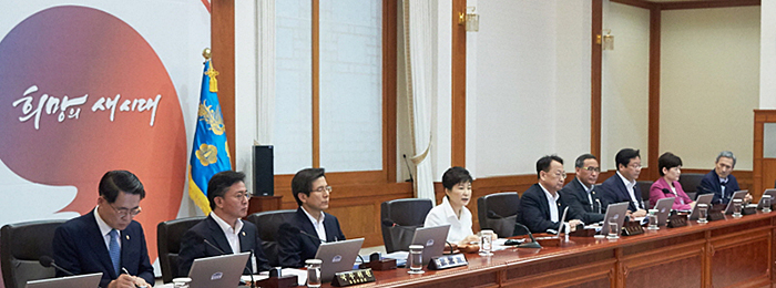 President Park Geun-hye presides over a cabinet meeting at Cheong Wa Dae on Sept. 13.
