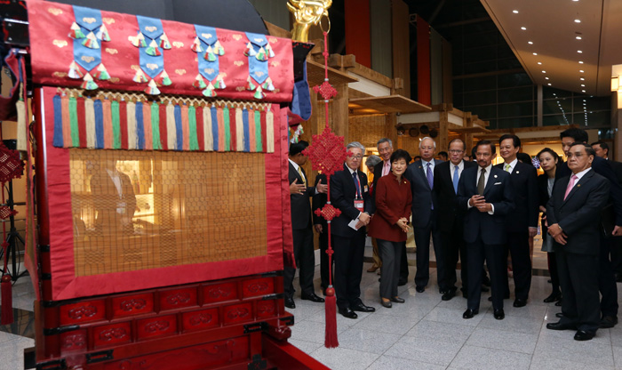 President Park Geun-hye introduces traditional Korean art to leaders of the 10 ASEAN countries prior to a welcome dinner at the BEXCO convention center in Busan on December 11. 