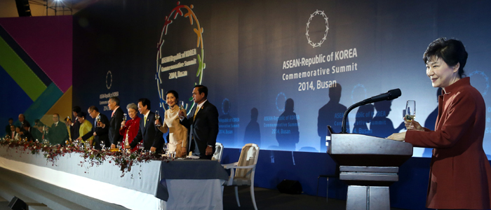 President Park Geun-hye (right) proposes a toast to ASEAN leaders during the welcome dinner on December 11. 