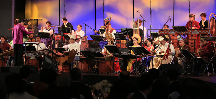 A 30-piece orchestra made up of musicians from both Korea and the 10 ASEAN countries performs "One Asia,” a composition that mixes national folk songs from all 11 countries, during the welcome dinner in Busan on December 11. 