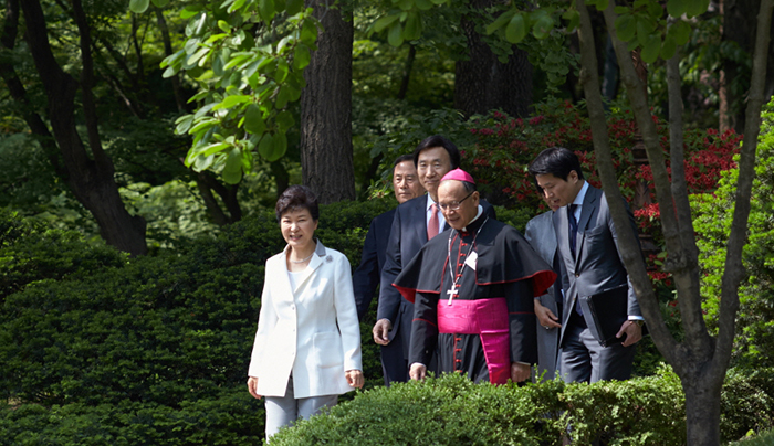 President Park Geun-hye (left), Archbishop Osvaldo Padilla, the apostolic nuncio of Korea (fourth from left), and Minister of Foreign Affairs Yun Byung-se (third from left) enter the Nokjiwon Garden at Cheong Wa Dae on May 7 to attend a reception for foreign diplomats in Korea.