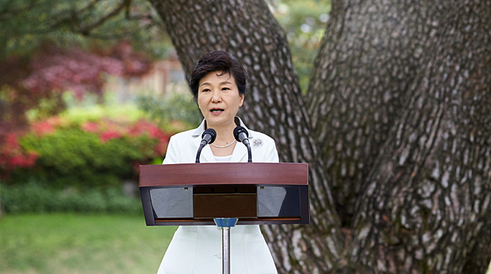 President Park Geun-hye asks for continuous support for and cooperation on Korea's 'trust-based diplomacy,' during a reception for foreign diplomats in Korea on May 7.