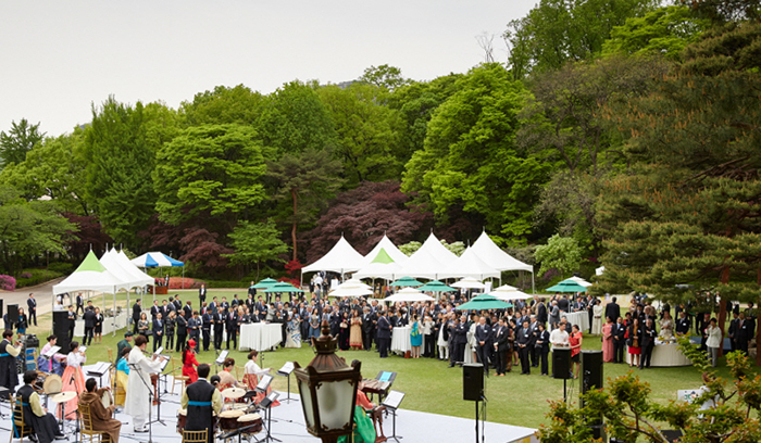 Foreign diplomats in Korea enjoy a traditional performance in the Nokjiwon Garden at Cheong Wa Dae on May 7.