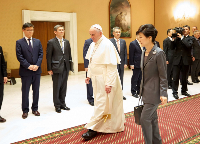 Pope Francis (center) welcomes President Park Geun-hye (right) as she visits Vatican City on October 17. 