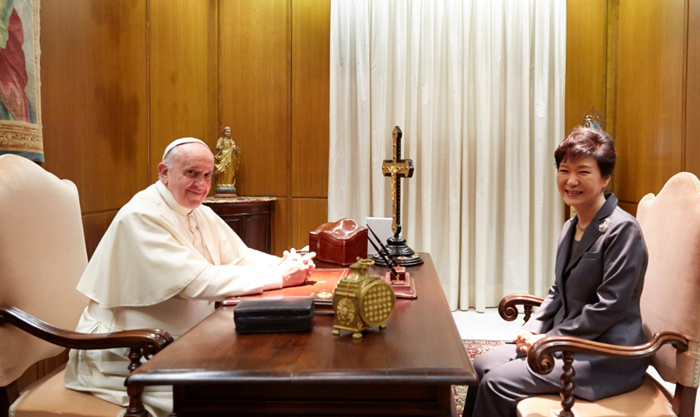 President Park Geun-hye (right) holds talks with Pope Francis at the Vatican on October 17. 
