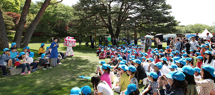 President Park Geun-hye talks about the importance of having goals and dreams to some 170 children who were invited to Cheong Wa Dae on May 5.