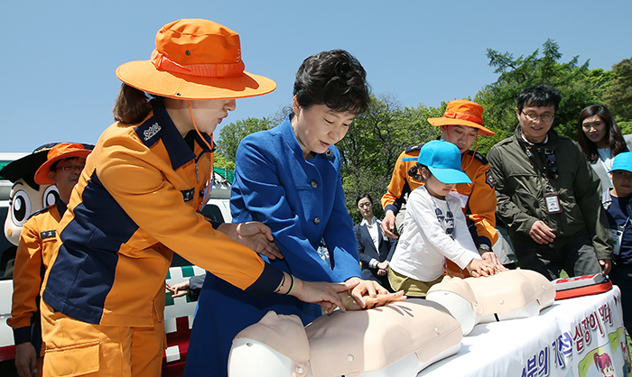 President Park Geun-hye joins in with the CPR demonstration led by Choi Yeong-ah, chief of the emergency response team at the Jongno central fire station, on May 5.