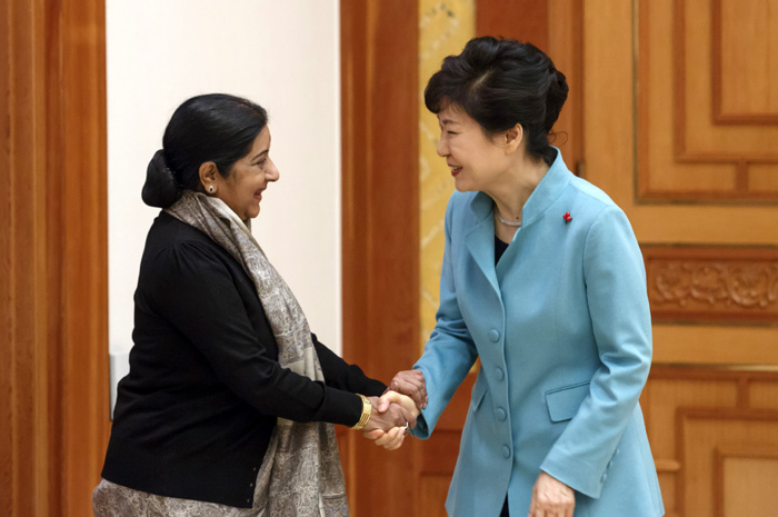 President Park Geun-hye (right) shakes hands with Indian Minister of External Affairs Sushma Swaraj at Cheong Wa Dae on December 29. 