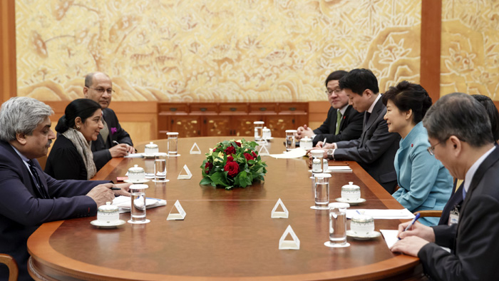 President Park Geun-hye (third from right) holds talks with Indian Minister of External Affairs Sushma Swaraj (second from left) at Cheong Wa Dae on December 29. 