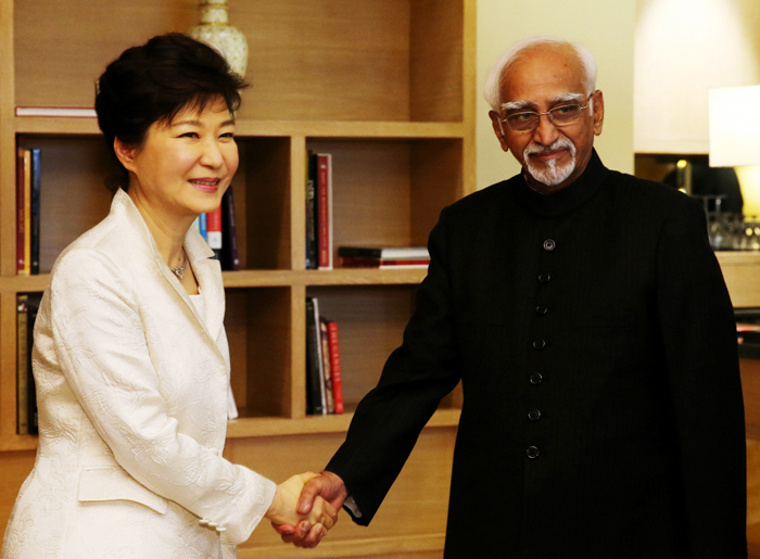 Korean President Park Geun-hye (left) shakes hands with Indian Vice President Mohammad Hamid Ansari during the January 16 talks in India. (Photo: Cheong Wa Dae)