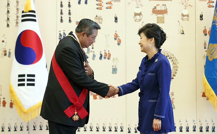 President Park Geun-hye (right) shakes hands with former Indonesian President Susilo Bambang Yudhoyono after awarding him the Grand Order of Mugunghwa on November 19. 