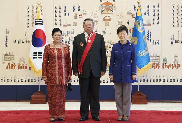 President Park Geun-hye (right) poses with former Indonesian leader Susilo Bambang Yudhoyono (center) and his spouse after the award ceremony on November 19. 
