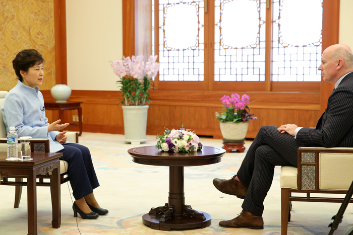 President Park Geun-hye (left) talks to Wall Street Journal Managing Editor Gerard Baker in Seoul on May 28. 