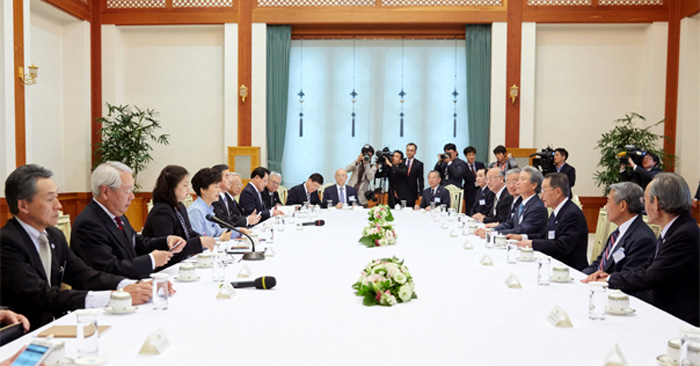 박근혜 대통령이 13일 청와대에서 일한경제협회 대표단을 접견하고 있다.