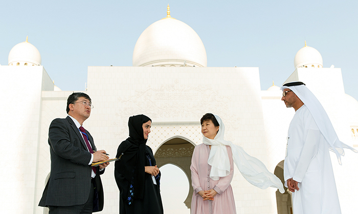 President Park Geun-hye (second from right) listens to an explanation as she visits the Sheikh Zayed Grand Mosque in Abu Dhabi on March 5. 