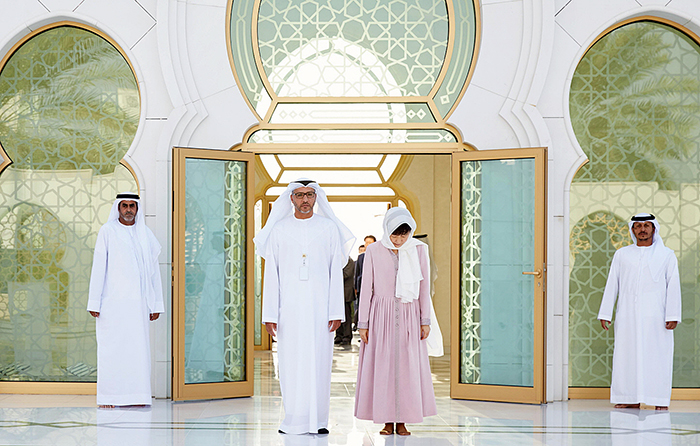  President Park Geun-hye (second from right) pays her respects at the tomb of late Zayed bin Sultan Al Nahyan at the Sheikh Zayed Grand Mosque in Abu Dhabi. 