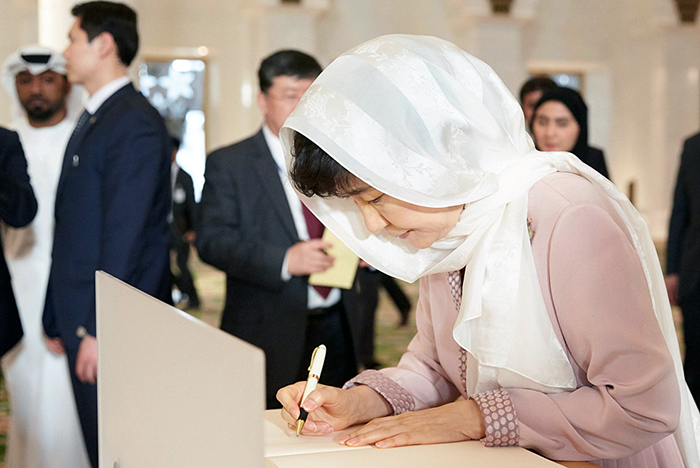  President Park Geun-hye (right) signs the guestbook at the Sheikh Zayed Grand Mosque in Abu Dhabi. 