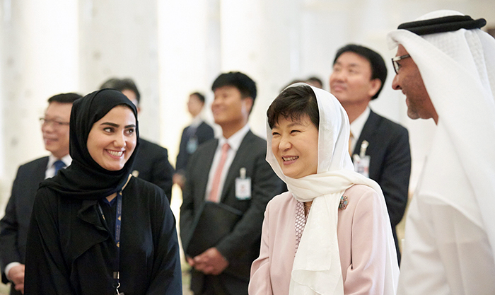  President Park Geun-hye (second from right) smiles as she listens to an explanation about the Sheikh Zayed Grand Mosque, in Abu Dhabi on March 5. 