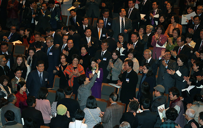 President Park Geun-hye waves to the crowd at the 2014 New Year’s musical concert on January 3. (photo: Jeon Han)