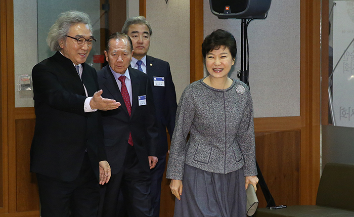 President Park Geun-hye (right) meets with influential figures from the culture and arts scene during her New Year’s meeting with them on January 3 at the Seoul Arts Center. (Photo: Jeon Han)
