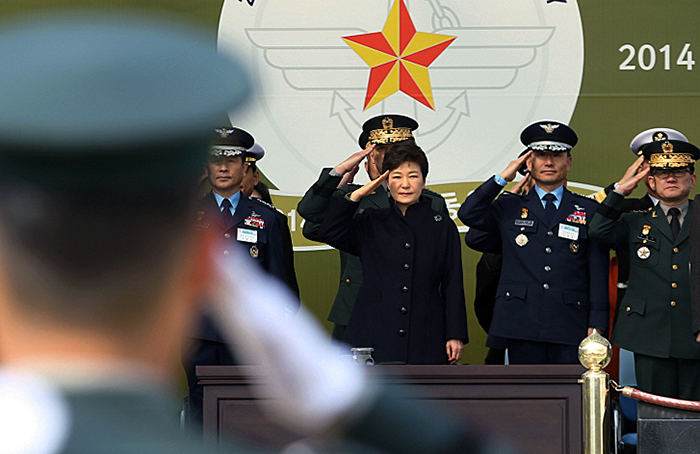 President Park Geun-hye (center) salutes during a joint commissioning ceremony for new officers in the army, navy, air force and marines at Gyeryongdae, Chungcheongnam-do, Korea’s main military base, on March 6. (photo: Cheong Wa Dae)
